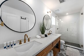 Rosé Retreat: Luxurious Getaway for 6, Hot Tub, Steps to Main Street