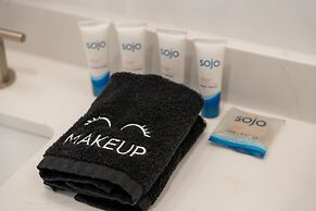 Rosé Retreat: Luxurious Getaway for 6, Hot Tub, Steps to Main Street