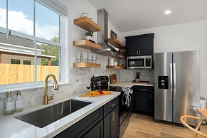 Rosé Retreat: Luxurious Getaway for 6, Hot Tub, Steps to Main Street