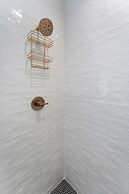 Rosé Retreat: Luxurious Getaway for 6, Hot Tub, Steps to Main Street