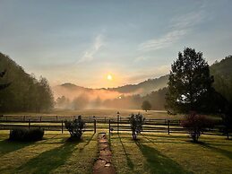 Laurel River Club Bed & Breakfast
