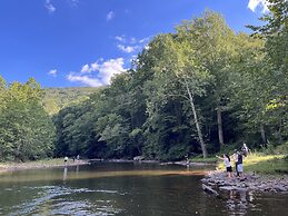 Laurel River Club Bed & Breakfast