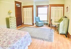 Laurel River Club Bed & Breakfast