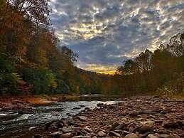 Laurel River Club Bed & Breakfast