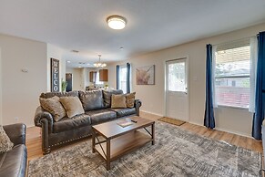 Sunny Universal City Home ~ 18 Mi to San Antonio!