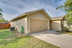 Sunny Universal City Home ~ 18 Mi to San Antonio!