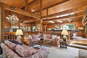 Galena Getaway w/ Hot Tub, Home Theater & More!