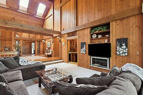 Galena Getaway w/ Hot Tub, Home Theater & More!