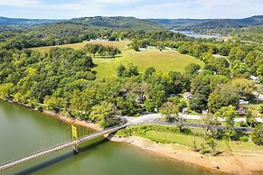 Lakefront Cottage by Little Golden Gate Bridge