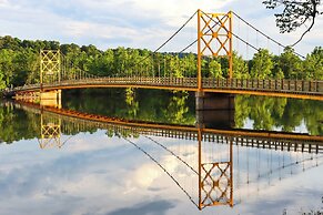 Lakefront Cottage by Little Golden Gate Bridge
