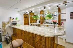 West Bloomfield Retreat: Stay in Nature Preserve!