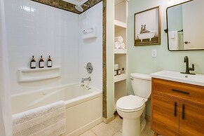 Modern Mountain Haven: 5 Mi to Mt Snow Slopes!