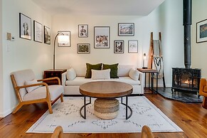 Modern Mountain Haven: 5 Mi to Mt Snow Slopes!