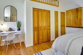 Modern Mountain Haven: 5 Mi to Mt Snow Slopes!