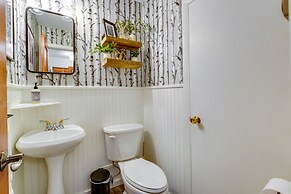 Modern Mountain Haven: 5 Mi to Mt Snow Slopes!