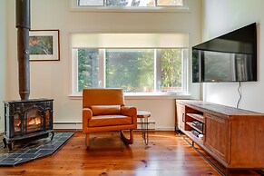 Modern Mountain Haven: 5 Mi to Mt Snow Slopes!