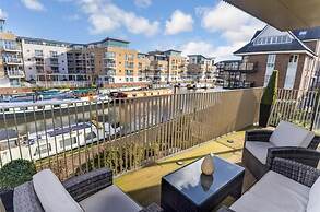 Luxury 3-bed Top Floor Penthouse in Brentford