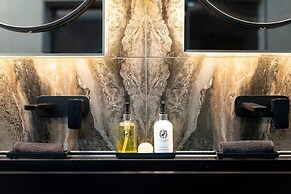 Luxury West End Oasis - Lux Spa Bath - Romantic