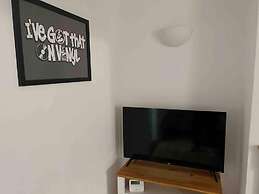 Essex 2-bed House nr Stanstead With Arcade Machine