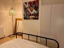 Essex 2-bed House nr Stanstead With Arcade Machine