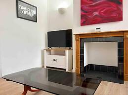Essex 2-bed House nr Stanstead With Arcade Machine