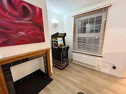 Essex 2-bed House nr Stanstead With Arcade Machine