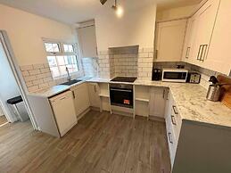 Essex 2-bed House nr Stanstead With Arcade Machine