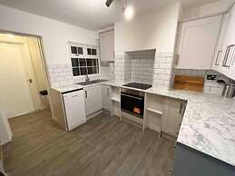 Essex 2-bed House nr Stanstead With Arcade Machine