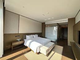 Blue City Fenghe Resort Hotel