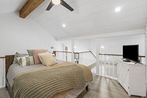 Tranquil Treehouse Loft - Golf Course Views