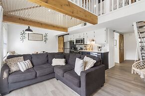 Tranquil Treehouse Loft - Golf Course Views