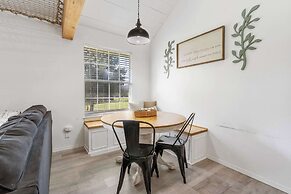 Tranquil Treehouse Loft - Golf Course Views