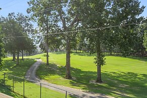Tranquil Treehouse Loft - Golf Course Views