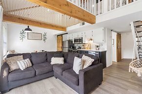 Tranquil Treehouse Loft - Golf Course Views