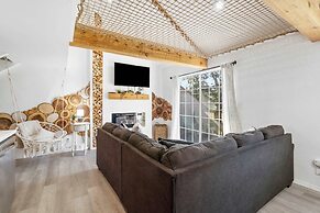 Tranquil Treehouse Loft - Golf Course Views