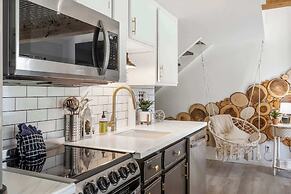 Tranquil Treehouse Loft - Golf Course Views