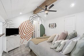 Tranquil Treehouse Loft - Golf Course Views