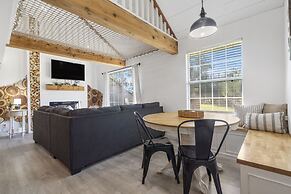 Tranquil Treehouse Loft - Golf Course Views