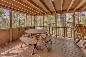 Charming Ruidoso Cabin w/ Screened-in Porch