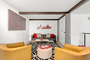 Style & Serenity - Steps Away From South Congress