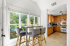 Style & Serenity - Steps Away From South Congress