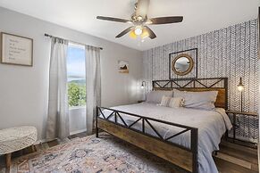 Honey Hole - 3 BDR Hilltop Haven Close to Branson Attractions!