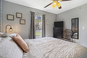 Honey Hole - 3 BDR Hilltop Haven Close to Branson Attractions!