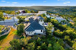Hillside Infinity Pool Retreat