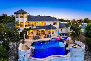 Hillside Infinity Pool Retreat