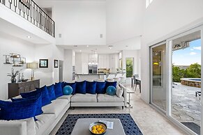 Hillside Infinity Pool Retreat