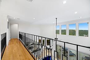 Hillside Infinity Pool Retreat