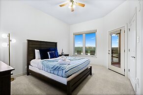 Hillside Infinity Pool Retreat