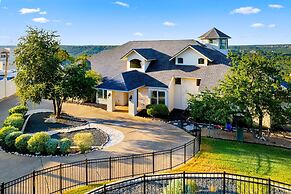 Hillside Infinity Pool Retreat