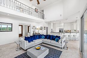 Hillside Infinity Pool Retreat